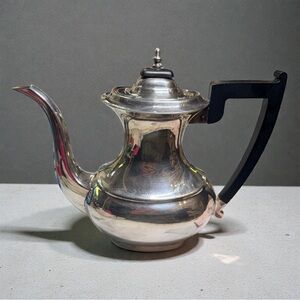 VINERS OF SHEFFIELD ALPHA PLATE COFFEE POT WITH CUTLER'S COMPANY CORPORATE MARK